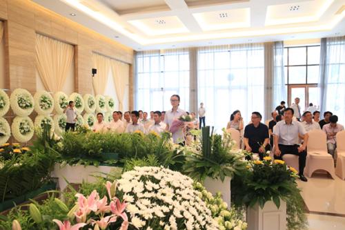 农村出殡时为何要撒纸钱放鞭炮?